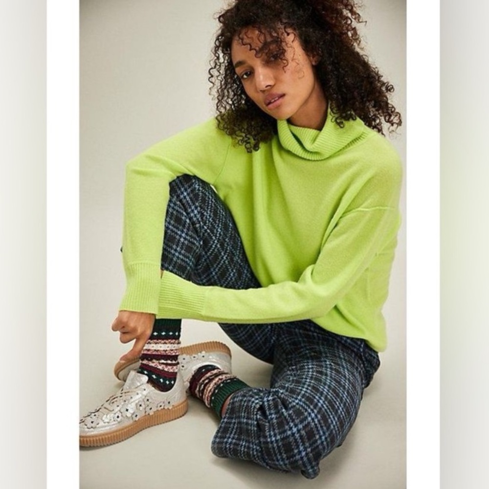 New Free People✨Treasure Turtleneck- Lime Punch